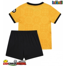 Camisa de Futebol Wolves Equipamento Principal Infantil 2025-26 Manga Curta (+ Calças curtas)